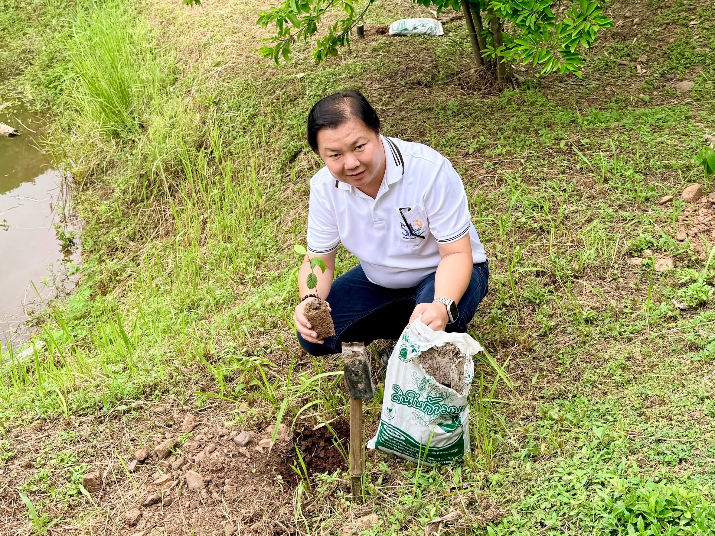 title - ส.ป.ก.แพร่ จัดโครงการ ปลูกเพื่อเปลี่ยน เปลี่ยนเพื่อยั่งยืน  เทิดไท้องค์ทศมราชา เพื่อเพิ่มพื้นที่สีเขียวในเขตปฏิรูปที่ดิน
